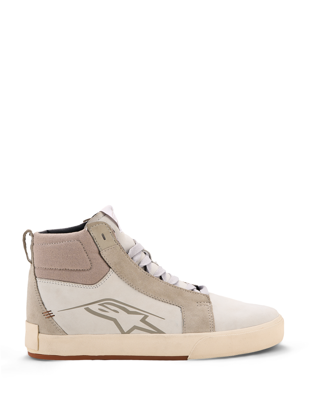 Alpinestars Ride-63 Leather Shoes, zapatillas urbanas de moto, blanco roto y gris frío con suela de goma color caramelo, diseño de caña alta con paneles de cuero y serraje, con el logotipo de la estrella de Alpinestars en el lateral y suela vulcanizada texturizada.