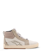 Alpinestars Ride-63 Leather Shoes, zapatillas urbanas de moto, blanco roto y gris frío con suela de goma color caramelo, diseño de caña alta con paneles de cuero y serraje, con el logotipo de la estrella de Alpinestars en el lateral y suela vulcanizada texturizada.