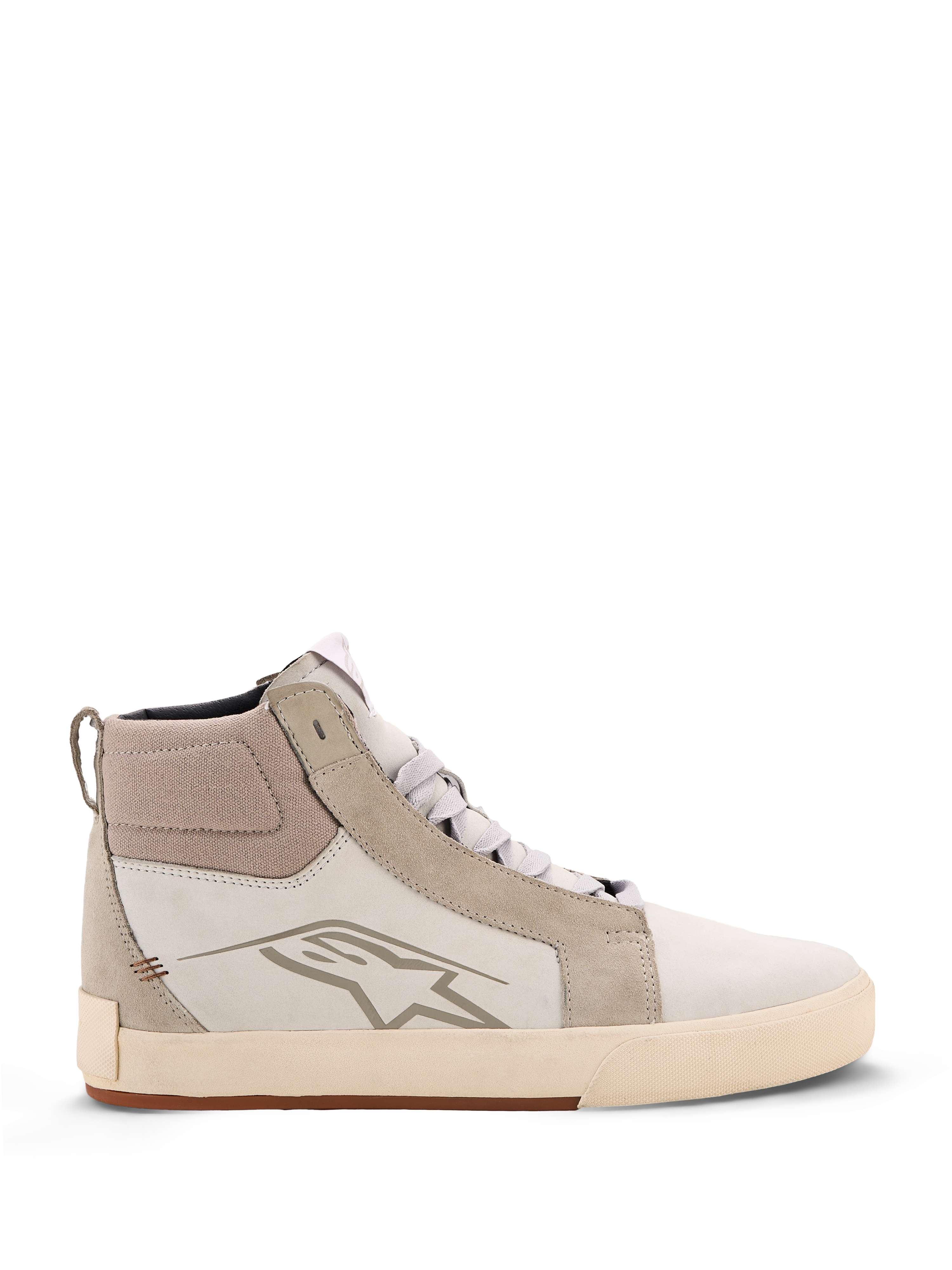 Alpinestars Ride-63 Leather Shoes, zapatillas urbanas de moto, blanco roto y gris frío con suela de goma color caramelo, diseño de caña alta con paneles de cuero y serraje, con el logotipo de la estrella de Alpinestars en el lateral y suela vulcanizada texturizada.