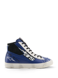 Alpinestars Stated Flair Shoes, zapatillas urbanas para moto, azul brillante, blanco y negro, construcción de cuero de caña alta con un gran logotipo de estrellas en blanco y negro, texto 'One Goal. One Vision.' en el lateral y suela vulcanizada blanca de inspiración vintage con efecto desgastado aplicado a mano.