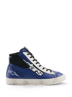 Alpinestars Stated Flair Shoes, zapatillas urbanas para moto, azul brillante, blanco y negro, construcción de cuero de caña alta con un gran logotipo de estrellas en blanco y negro, texto 'One Goal. One Vision.' en el lateral y suela vulcanizada blanca de inspiración vintage con efecto desgastado aplicado a mano.