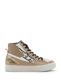Alpinestars Stella Stated Flair Shoes, zapatillas altas de motociclismo para mujer en gris cálido y blanco, con cordones negros, detalles de cuero perforado y el texto 'One Goal. One Vision.' en el lateral.