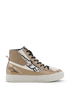 Alpinestars Stella Stated Flair Shoes, zapatillas altas de motociclismo para mujer en gris cálido y blanco, con cordones negros, detalles de cuero perforado y el texto 'One Goal. One Vision.' en el lateral.