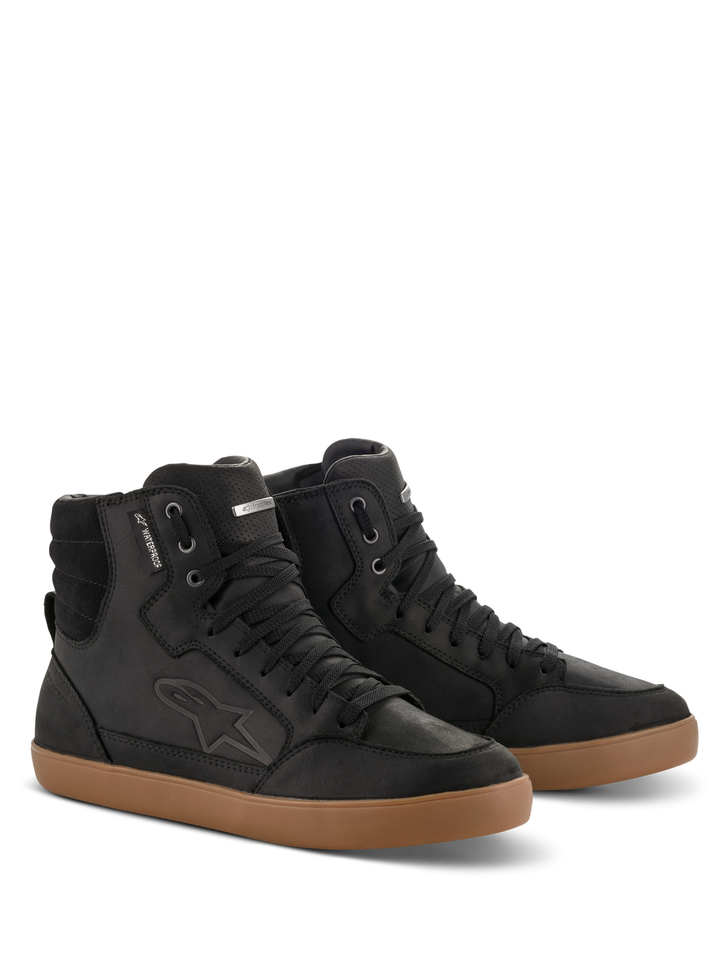 Alpinestars J-6 Waterproof Shoe, Black and Gum, zapatos de moto de caña alta en cuero premium, diseño estilo zapatilla con suela de goma color caramelo, etiqueta de impermeabilidad y logotipo en relieve, look urbano casual