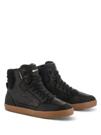 Alpinestars J-6 Waterproof Shoe, Black and Gum, zapatos de moto de caña alta en cuero premium, diseño estilo zapatilla con suela de goma color caramelo, etiqueta de impermeabilidad y logotipo en relieve, look urbano casual