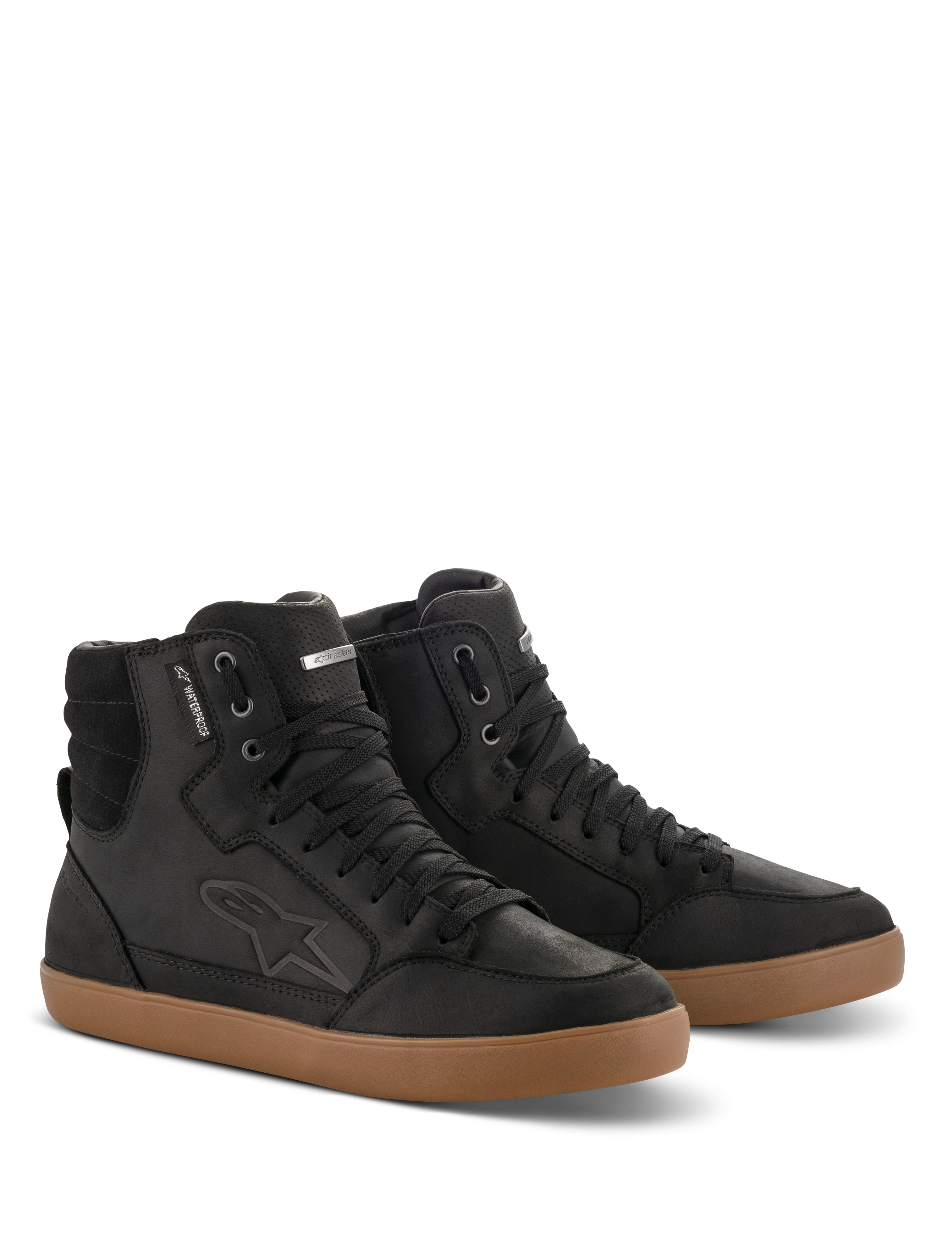 Alpinestars J-6 Waterproof Shoe, Black and Gum, zapatos de moto de caña alta en cuero premium, diseño estilo zapatilla con suela de goma color caramelo, etiqueta de impermeabilidad y logotipo en relieve, look urbano casual