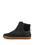 Zapato impermeable Alpinestars J-6, zapato de conducción para motocicleta, negro con suela de goma marrón, vista de perfil lateral, diseño de zapatilla de caña alta, parte superior de cuero, calzado urbano casual para moto