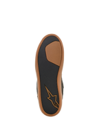 Zapato Impermeable Alpinestars J-6, vista de la suela, negro y caramelo, dibujo de goma texturizada para agarre y durabilidad, con logotipo Astars en color canela y borde exterior de color caramelo, calzado de moto estilo zapatilla