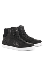 Zapato Impermeable Alpinestars J-6, calzado para moto, negro y blanco, diseño de zapatilla de caña alta, cuero de primera calidad con cierre de cordones, suela de goma blanca, con el logotipo Astar y etiqueta waterproof, estilo urbano casual para conducción en carretera