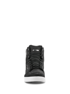 Zapato Alpinestars J-6 Waterproof, vista frontal, zapato de conducción de cuero negro con suela blanca, diseño estilo zapatilla con cordones negros, con etiqueta de impermeabilidad y detalle de logotipo plateado, calzado urbano para motociclismo