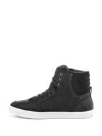 Zapato impermeable Alpinestars J-6, negro y blanco, perfil lateral de zapatilla de conducción de caña alta, construcción de cuero negro con suela de goma blanca, calzado urbano para motocicleta con diseño de cordones