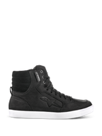 Alpinestars J-6 Waterproof Shoe, zapatilla de conducción urbana en color negro, calzado de motociclismo de cuero de caña alta con suela plana blanca, tobillo acolchado, ojales metálicos, etiqueta de impermeabilidad, logotipo lateral en relieve, diseño de inspiración urbana para uso diario