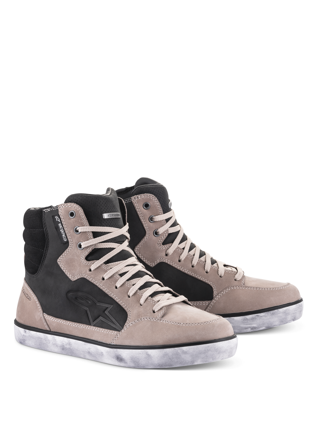 Zapato Impermeable Alpinestars J-6, calzado para motociclismo, Black Flint y Blanco, diseño de zapatilla de caña alta con suela blanca de efecto desgastado, parte superior de ante y cuero con logo de estrella y etiqueta impermeable, calzado de conducción urbana