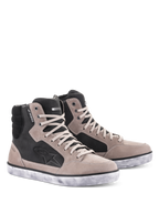 Zapato Impermeable Alpinestars J-6, calzado para motociclismo, Black Flint y Blanco, diseño de zapatilla de caña alta con suela blanca de efecto desgastado, parte superior de ante y cuero con logo de estrella y etiqueta impermeable, calzado de conducción urbana