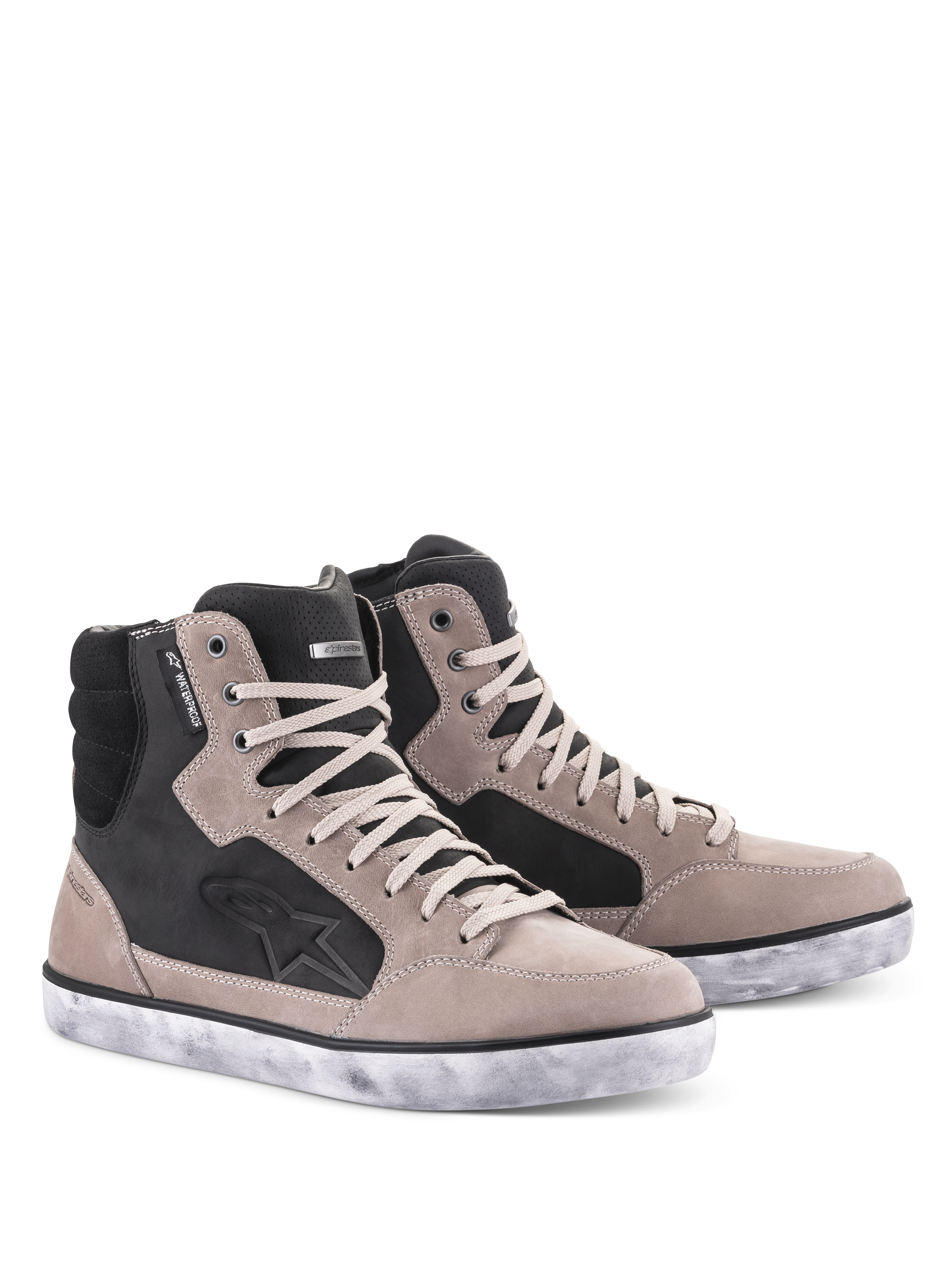 Zapato Impermeable Alpinestars J-6, calzado para motociclismo, Black Flint y Blanco, diseño de zapatilla de caña alta con suela blanca de efecto desgastado, parte superior de ante y cuero con logo de estrella y etiqueta impermeable, calzado de conducción urbana