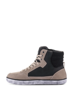 Zapato Impermeable Alpinestars J-6, calzado de moto, Negro Flint Blanco, estilo de zapatilla de bota alta con paneles de cuero en gris flint y negro, cordones crema y suela de goma blanca moteada, diseño urbano casual para motociclismo