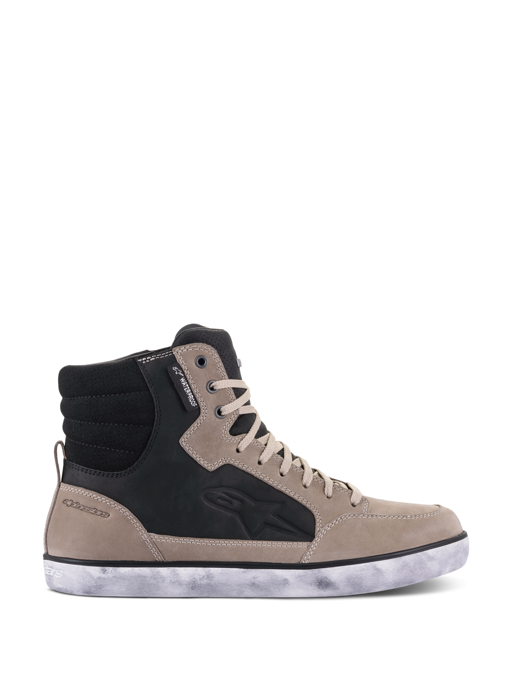 Zapato Impermeable Alpinestars J-6, zapato de moto, Negro Flint Blanco, diseño de caña alta estilo zapatilla en cuero con suela de goma blanca desgastada, incluye logo Astar lateral y etiqueta de impermeabilidad