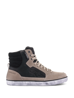 Zapato Impermeable Alpinestars J-6, zapato de moto, Negro Flint Blanco, diseño de caña alta estilo zapatilla en cuero con suela de goma blanca desgastada, incluye logo Astar lateral y etiqueta de impermeabilidad