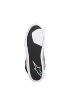 Zapato Impermeable Alpinestars J-6, zapato para motociclismo, color Negro Flint Blanco, vista inferior de la suela con goma negra texturizada para mayor agarre, logotipo de la estrella de Alpinestars en blanco en el talón y bordes blancos con efecto desgastado