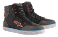 Alpinestars J-6 Waterproof Canvas Riding Shoes, negro y gris antracita, diseño de zapatilla de caña alta con logotipo y ojales naranjas, franja azul claro en la suela blanca, calzado urbano impermeable para motocicleta