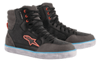 Alpinestars J-6 Waterproof Canvas Riding Shoes, negro y gris antracita, diseño de zapatilla de caña alta con logotipo y ojales naranjas, franja azul claro en la suela blanca, calzado urbano impermeable para motocicleta