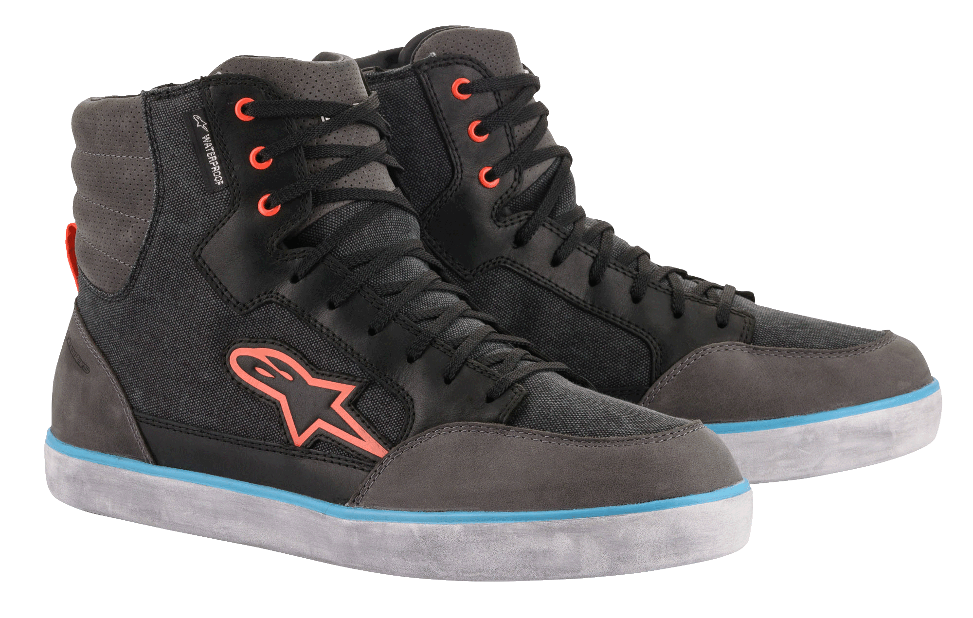 Alpinestars J-6 Waterproof Canvas Riding Shoes, negro y gris antracita, diseño de zapatilla de caña alta con logotipo y ojales naranjas, franja azul claro en la suela blanca, calzado urbano impermeable para motocicleta