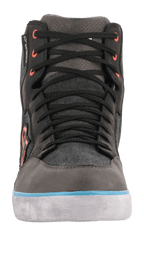 Alpinestars J-6 Waterproof Canvas, vista frontal, color negro y antracita con detalles en azul claro en la suela y ojales naranjas, bota de moto tipo zapatilla con membrana impermeable