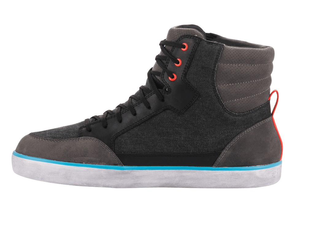 Alpinestars J-6 Waterproof Canvas Riding Shoe, Negro Antracita Azul Claro, bota de moto estilo zapatilla, diseño de caña alta con lona negra y paneles de cuero gris, suela blanca con franja azul brillante, ojales rojos y tirador en el talón