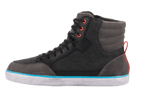 Alpinestars J-6 Waterproof Canvas Riding Shoe, Negro Antracita Azul Claro, bota de moto estilo zapatilla, diseño de caña alta con lona negra y paneles de cuero gris, suela blanca con franja azul brillante, ojales rojos y tirador en el talón