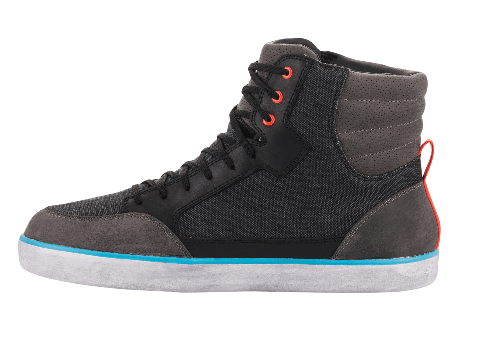 Alpinestars J-6 Waterproof Canvas Riding Shoe, Negro Antracita Azul Claro, bota de moto estilo zapatilla, diseño de caña alta con lona negra y paneles de cuero gris, suela blanca con franja azul brillante, ojales rojos y tirador en el talón