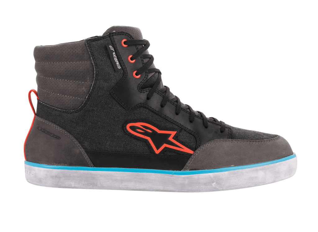 Zapato de montar Alpinestars J-6 Waterproof Canvas, negro antracita y azul claro, silueta de zapatilla de caña alta con logotipo Astars naranja, ojales naranjas y una franja azul claro en una suela de goma blanca, calzado urbano casual para motocicleta.