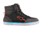 Zapato de montar Alpinestars J-6 Waterproof Canvas, negro antracita y azul claro, silueta de zapatilla de caña alta con logotipo Astars naranja, ojales naranjas y una franja azul claro en una suela de goma blanca, calzado urbano casual para motocicleta.