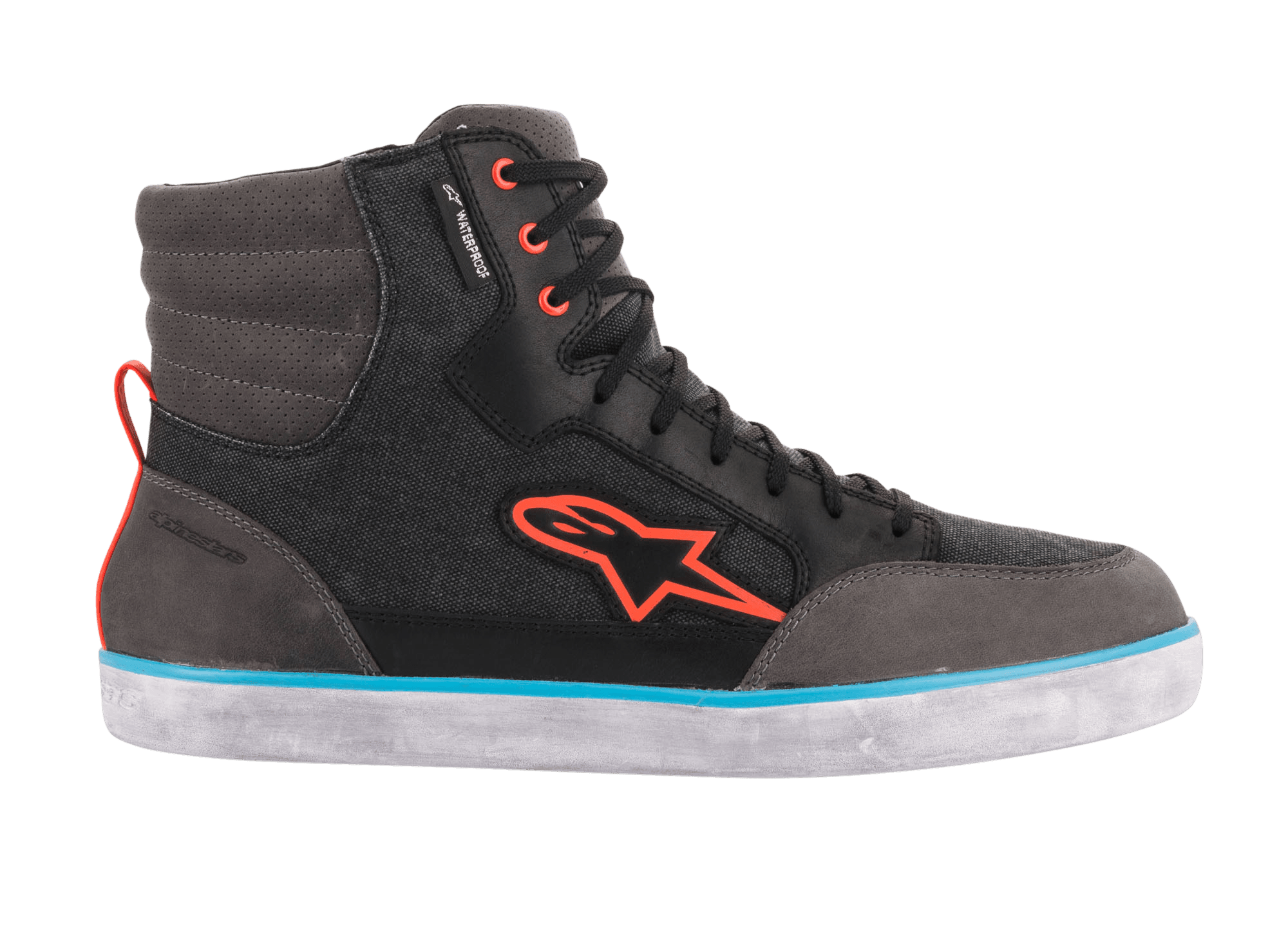 Zapato de montar Alpinestars J-6 Waterproof Canvas, negro antracita y azul claro, silueta de zapatilla de caña alta con logotipo Astars naranja, ojales naranjas y una franja azul claro en una suela de goma blanca, calzado urbano casual para motocicleta.