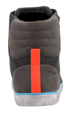 Alpinestars J-6 Waterproof Canvas Riding Shoe, vista trasera, parte superior en gris y antracita con una franja naranja brillante en el talón, ribete azul claro sobre una suela gris con efecto desgastado, bota de moto de estilo urbano tipo zapatilla con logotipo en relieve