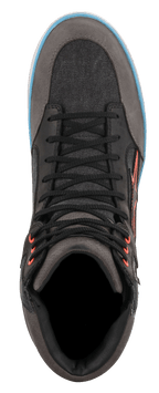 Alpinestars J-6 Canvas Impermeable, negro y antracita, vista superior que muestra paneles de lona texturizada y cuero, cordones negros con ojales naranjas, detalle de la suela en azul claro, calzado de motocicleta de estilo casual tipo zapatilla