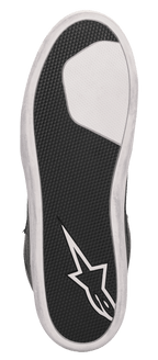Zapato de moto Alpinestars J-6 Waterproof Canvas, vista de la suela, goma negra texturizada con sección blanca en el antepié y logotipo de estrella Alpinestars blanco en el talón, diseño de suela de goma duradera para motociclismo