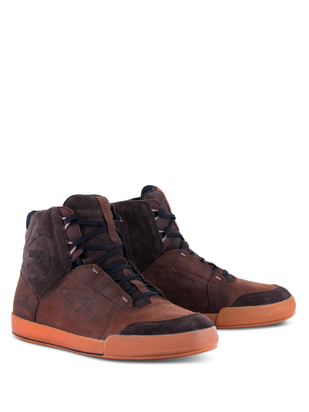 Alpinestars Chrome Crafted Drystar® Shoes, zapatos de conducción urbana, marrón y color caramelo, construcción de cuero y ante de caña alta, cordones negros, suela de goma, con logotipo en relieve y marca Drystar, calzado casual contemporáneo para motociclismo