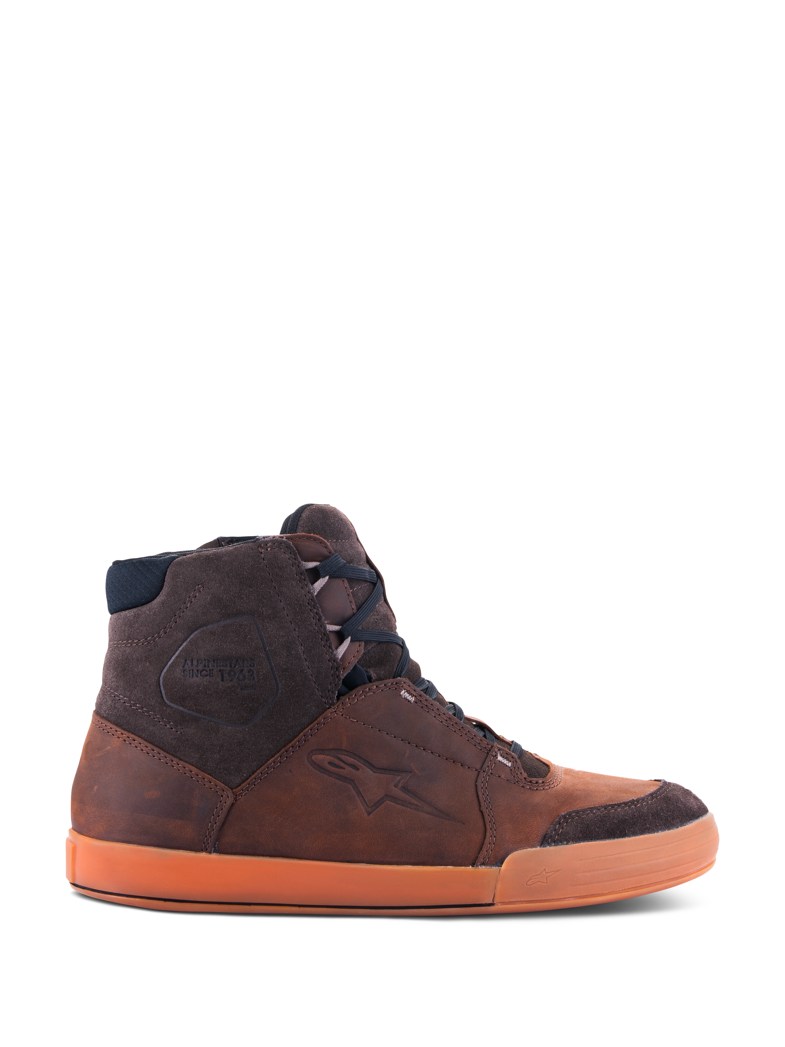 Alpinestars Chrome Crafted Drystar® Shoes, zapatillas urbanas de moto tipo bota en color marrón, vista lateral que muestra la construcción de cuero impermeable, detalles de ante marrón oscuro y una distintiva suela de goma naranja