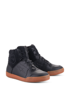 Alpinestars Chrome Drystar® Shoes, zapatos de moto urbanos e impermeables, parte superior de cuero negro y ante con suela de color caramelo, diseño de zapatilla de caña alta, calzado casual con características de protección