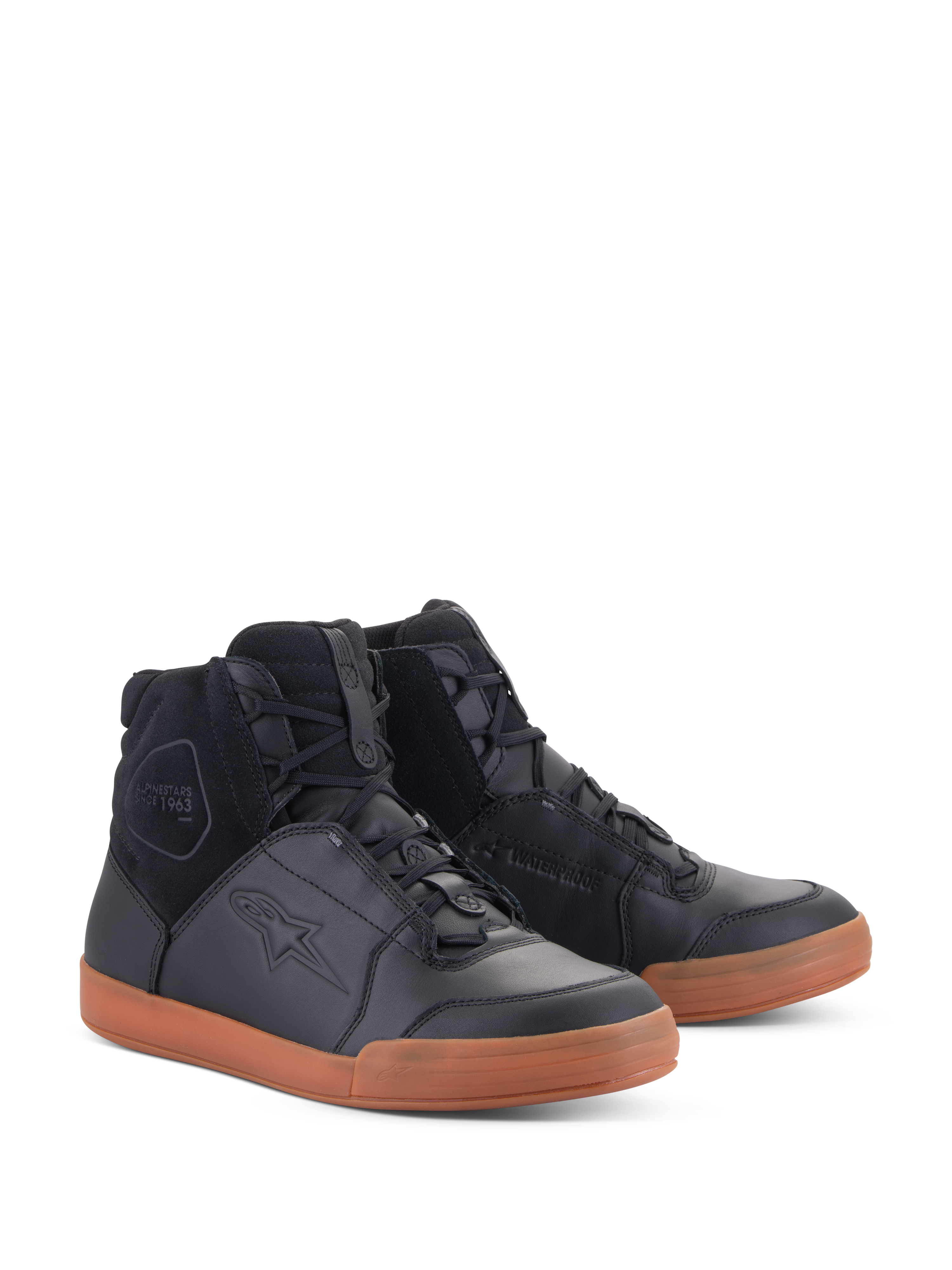 Alpinestars Chrome Drystar® Shoes, zapatos de moto urbanos e impermeables, parte superior de cuero negro y ante con suela de color caramelo, diseño de zapatilla de caña alta, calzado casual con características de protección