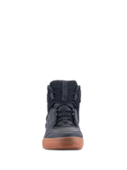 Zapatos Alpinestars Chrome Drystar®, Negro y Caramelo, vista frontal de calzado urbano para moto, estilo zapatilla casual de caña alta con cordones, construcción en cuero y ante con suela de goma marrón