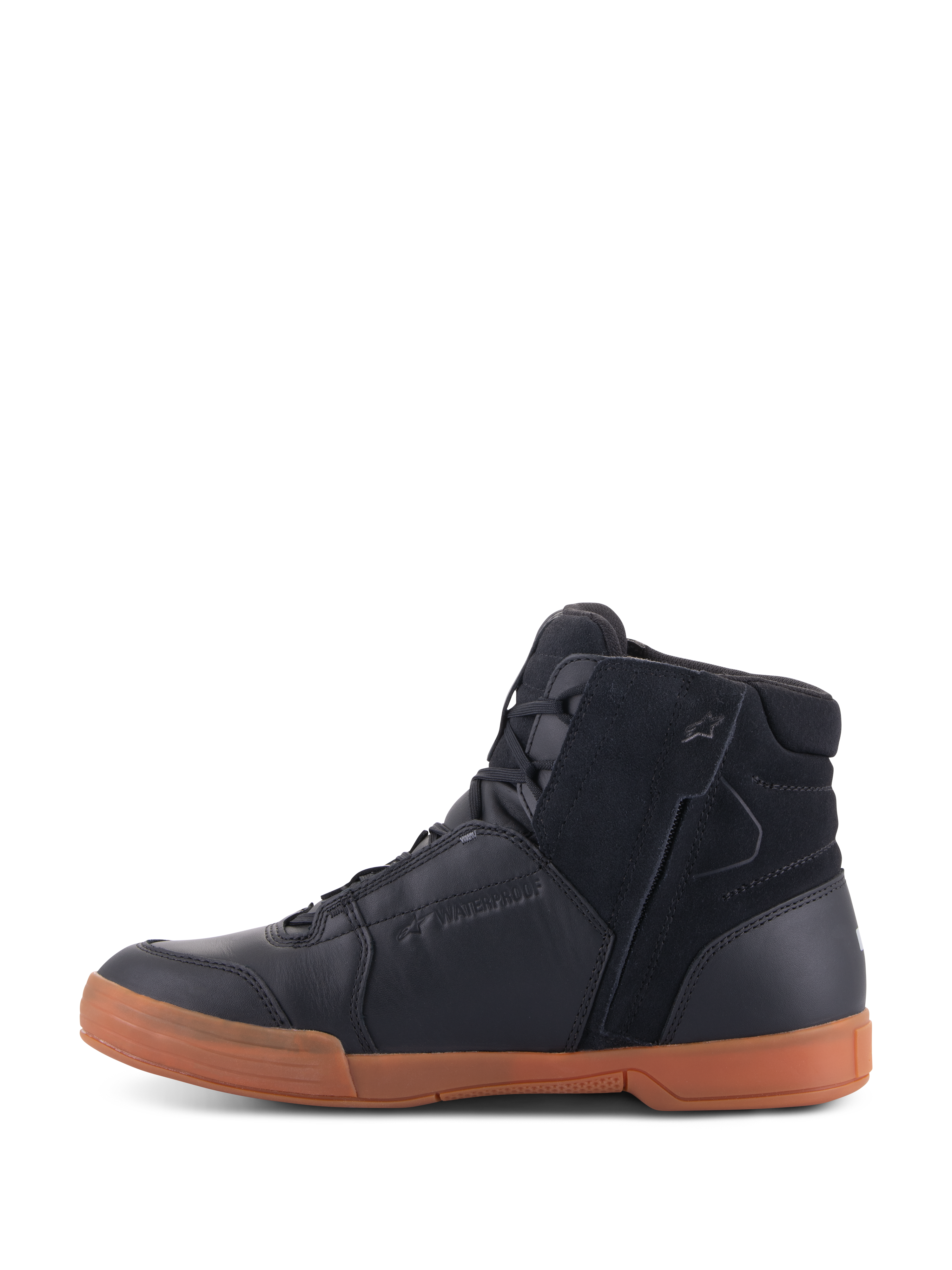Zapatos Alpinestars Chrome Drystar®, Black Black Gum, calzado urbano para motociclismo con parte superior de cuero y gamuza negra, perfil de zapatilla de caña alta, suela de goma de color caramelo y cierre de cremallera lateral.