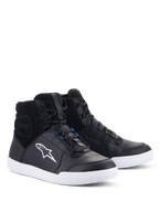 Alpinestars Chrome Drystar® Shoes, zapatos de conducción urbana para motociclistas, negros y blancos con acentos azules, diseño de zapatilla de caña alta con parte superior de cuero y ante, suela blanca en contraste y logotipo Astars en blanco, calzado impermeable para uso urbano