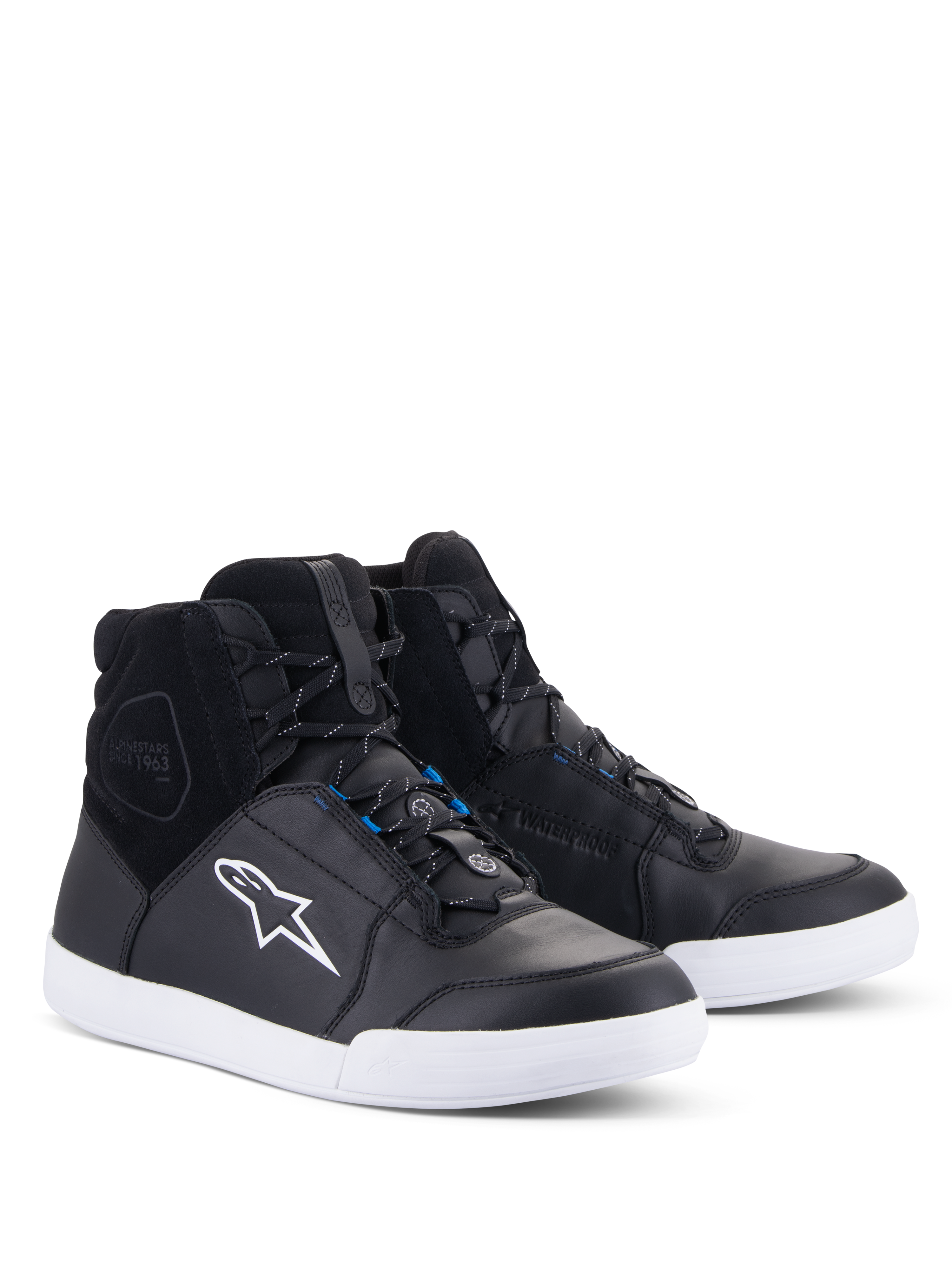 Alpinestars Chrome Drystar® Shoes, zapatos de conducción urbana para motociclistas, negros y blancos con acentos azules, diseño de zapatilla de caña alta con parte superior de cuero y ante, suela blanca en contraste y logotipo Astars en blanco, calzado impermeable para uso urbano