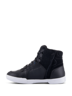 Zapatos Alpinestars Chrome Drystar®, calzado de motociclismo urbano, color negro y blanco con detalles en azul, parte superior de cuero y ante, cremallera lateral, suela blanca, logotipo waterproof, estilo de zapatilla casual de caña alta