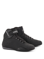 Alpinestars Sektor Waterproof Shoes, zapatos para motociclista, negros, silueta de caña media con cordones y correa de velcro en el tobillo, logotipo de Alpinestars blanco, chasis de microfibra ligera con paneles reforzados y suela de caucho