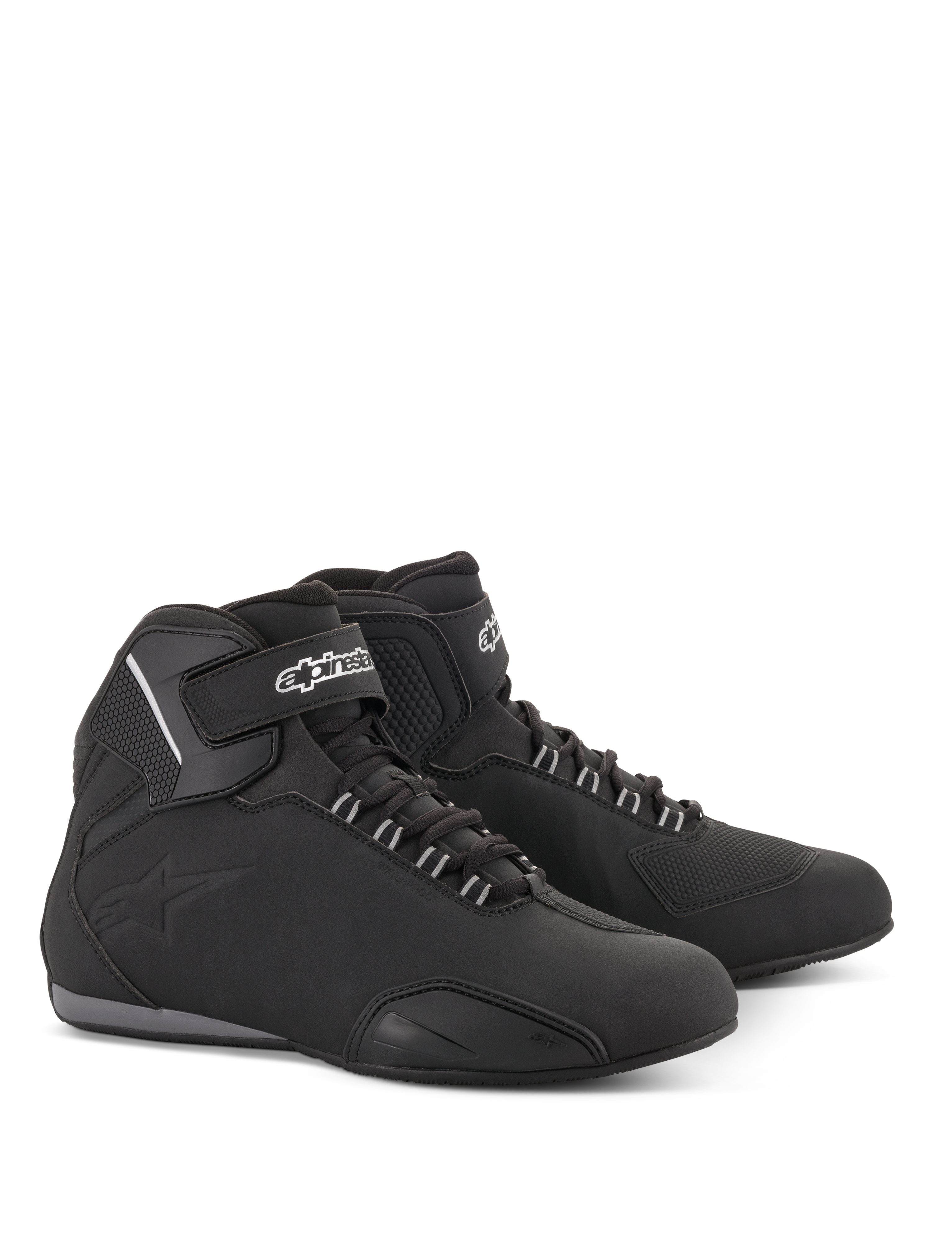 Alpinestars Sektor Waterproof Shoes, zapatos para motociclista, negros, silueta de caña media con cordones y correa de velcro en el tobillo, logotipo de Alpinestars blanco, chasis de microfibra ligera con paneles reforzados y suela de caucho