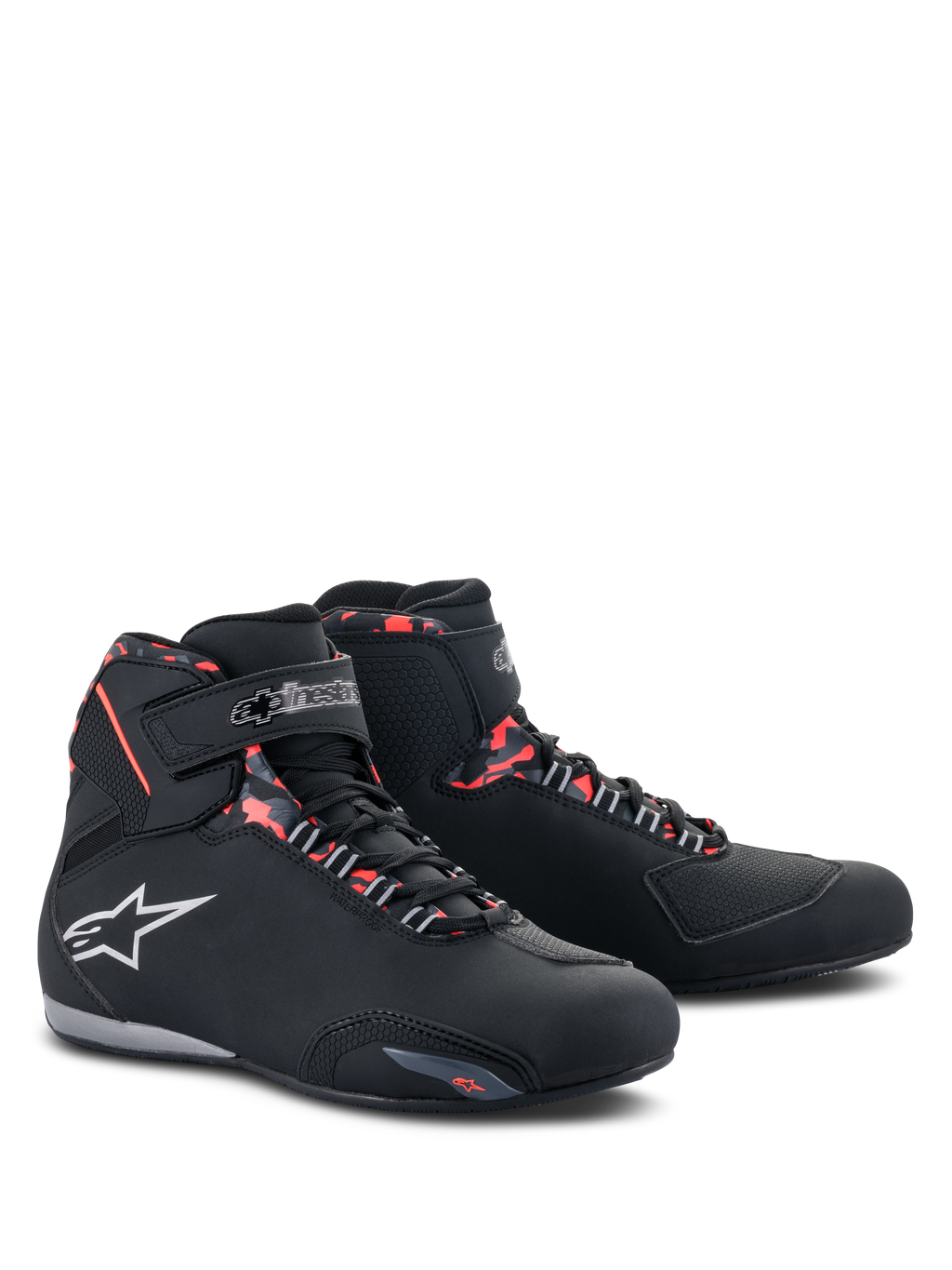 Zapatillas Alpinestars Sektor Waterproof, calzado para motociclismo, negro, gris oscuro y rojo flúor, con el logotipo de Alpinestars en blanco, perfil de caña alta con cierre de cordones y correa de velcro, diseño impermeable y estilizado para conducción en carretera