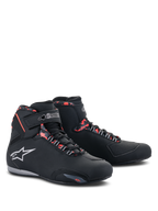 Zapatillas Alpinestars Sektor Waterproof, calzado para motociclismo, negro, gris oscuro y rojo flúor, con el logotipo de Alpinestars en blanco, perfil de caña alta con cierre de cordones y correa de velcro, diseño impermeable y estilizado para conducción en carretera