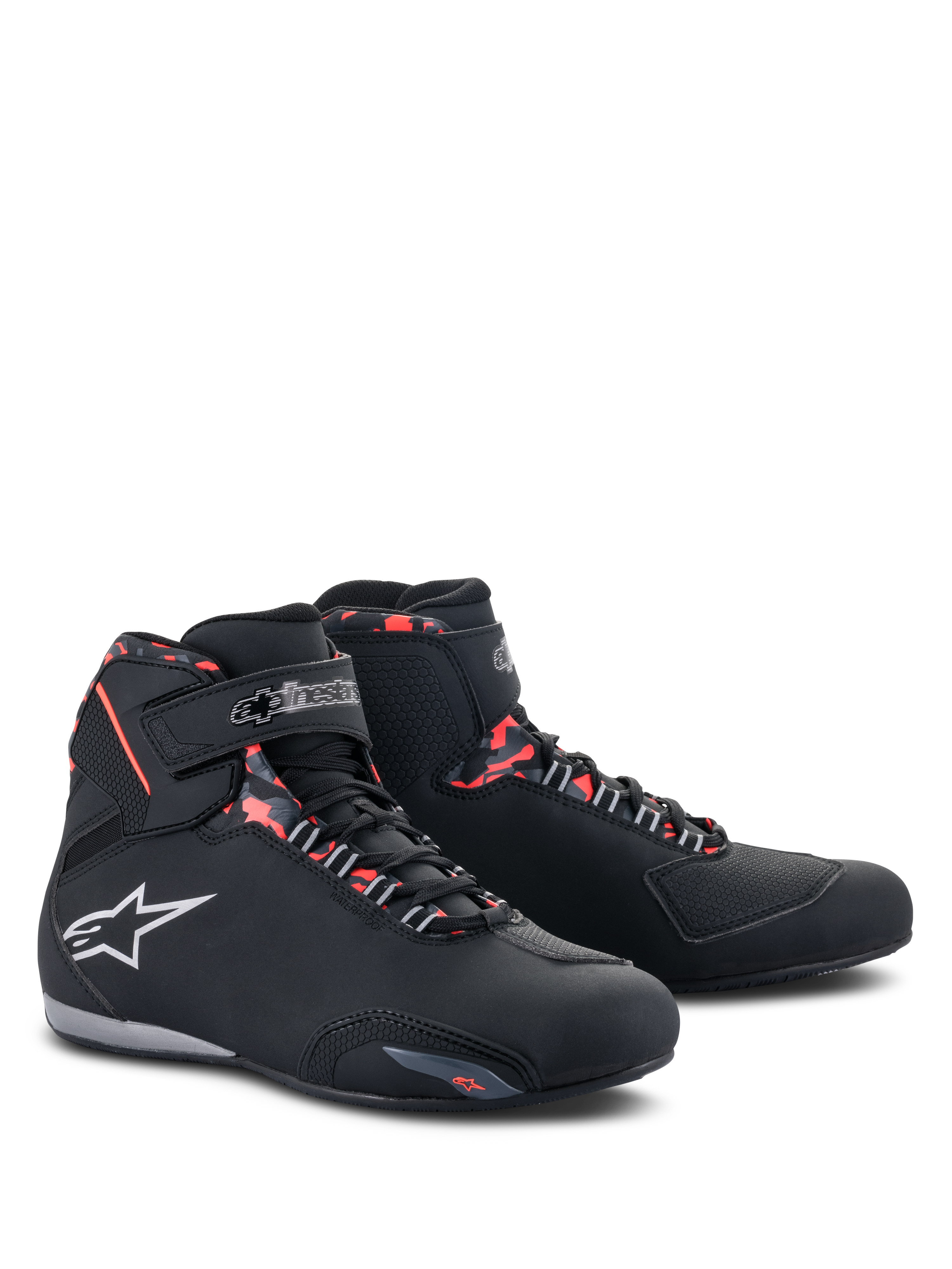 Zapatillas Alpinestars Sektor Waterproof, calzado para motociclismo, negro, gris oscuro y rojo flúor, con el logotipo de Alpinestars en blanco, perfil de caña alta con cierre de cordones y correa de velcro, diseño impermeable y estilizado para conducción en carretera